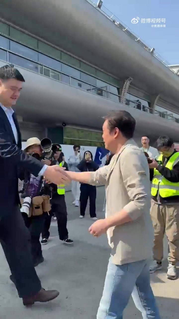 范志毅和姚明在F1中國大獎賽相遇！