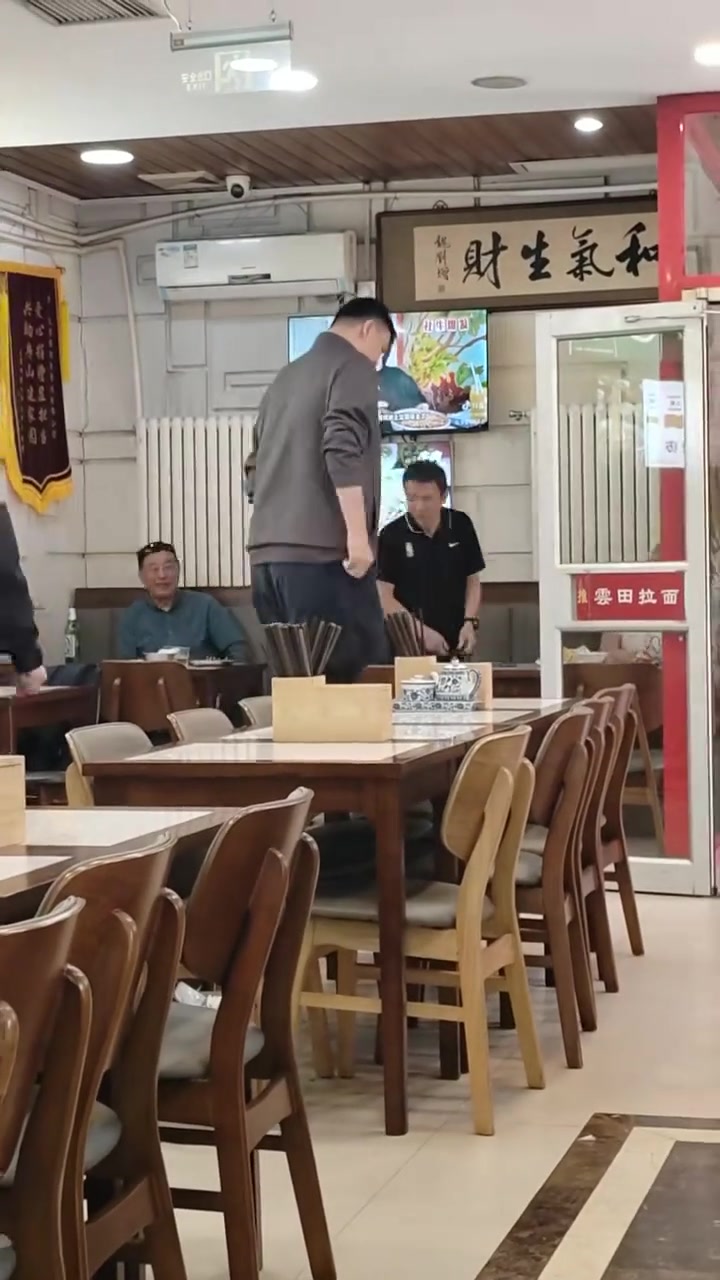 網(wǎng)友吃拉面偶遇姚明：大姚坐著也快1米7了吧