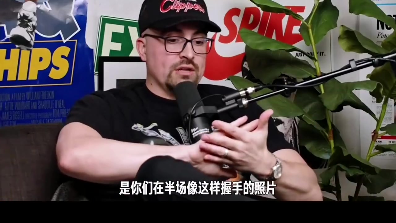 手小的悲哀！喬治此前：從不和小卡握手，他適合參加扇巴掌比賽！