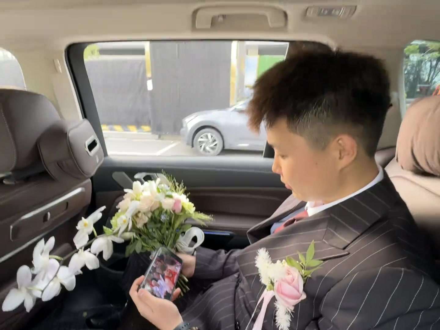 哥們你支持勇士還是火箭？一新郎五一結(jié)婚接親不忘忙著看季后賽