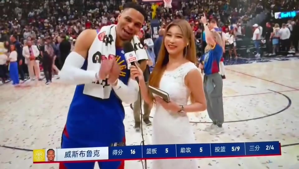 永遠(yuǎn)的唐裝威少！威少賽后向中國(guó)球迷比心：太愛(ài)你們了，再見(jiàn)??