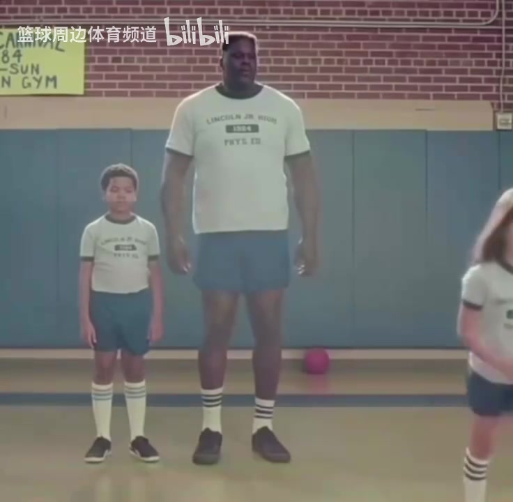 這喜劇天賦簡直了！名場面：奧尼爾冒充小學(xué)生重返校園！
