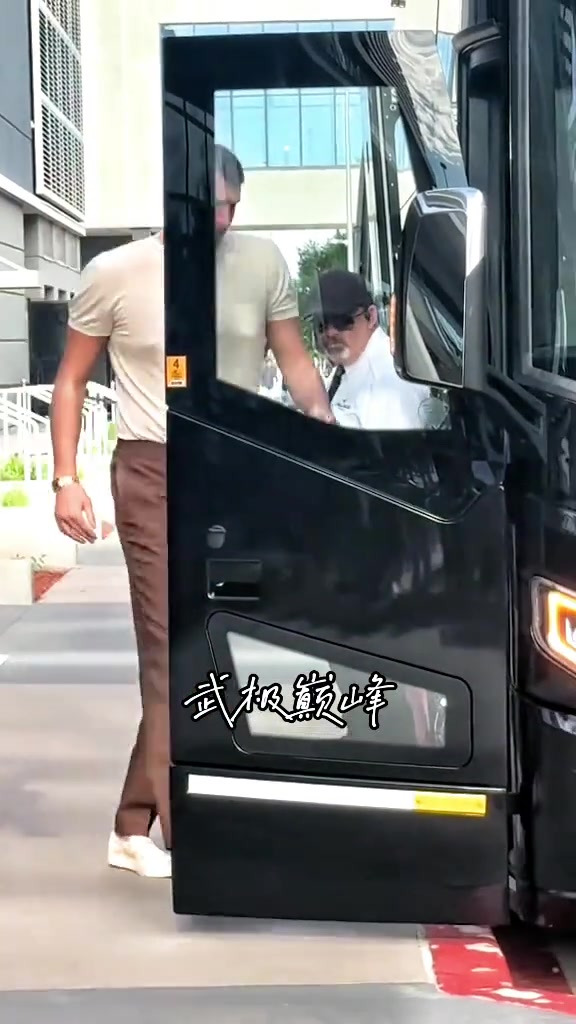 很難聽！雷霆球迷蹲在掘金大巴車前逐一“問候”
