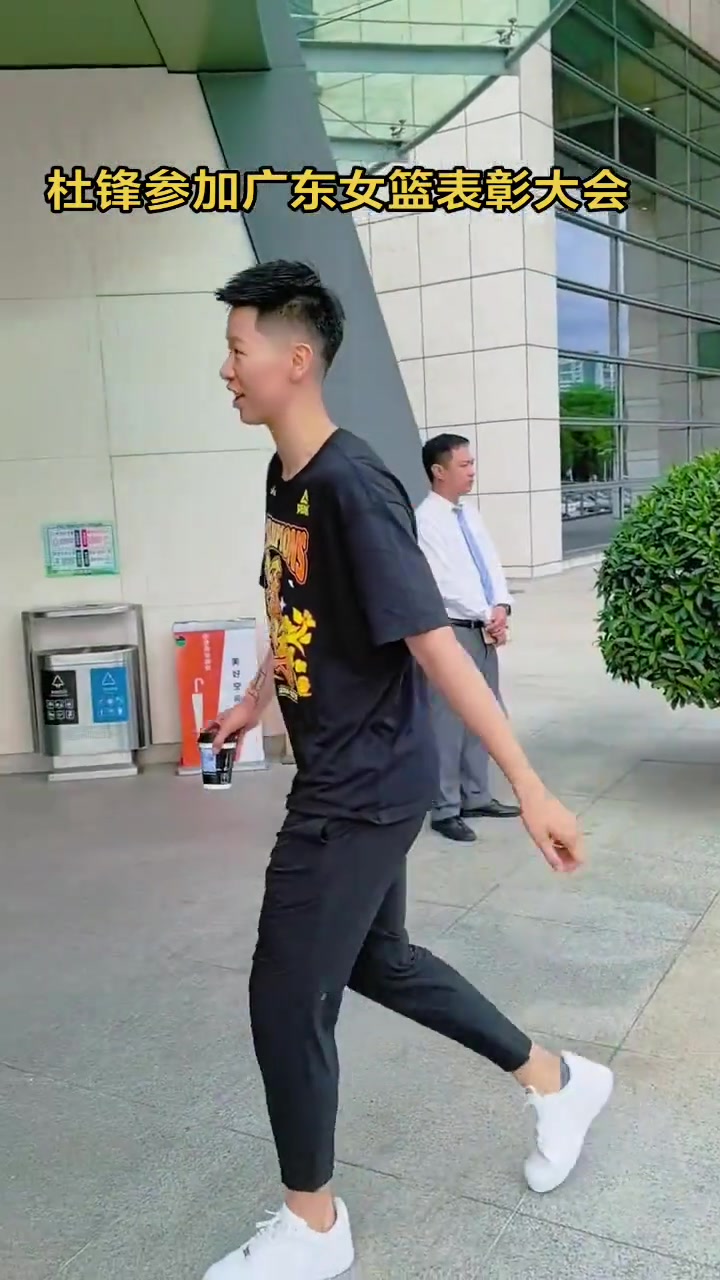 杜鋒參加?xùn)|莞女籃表彰大會(huì) ！