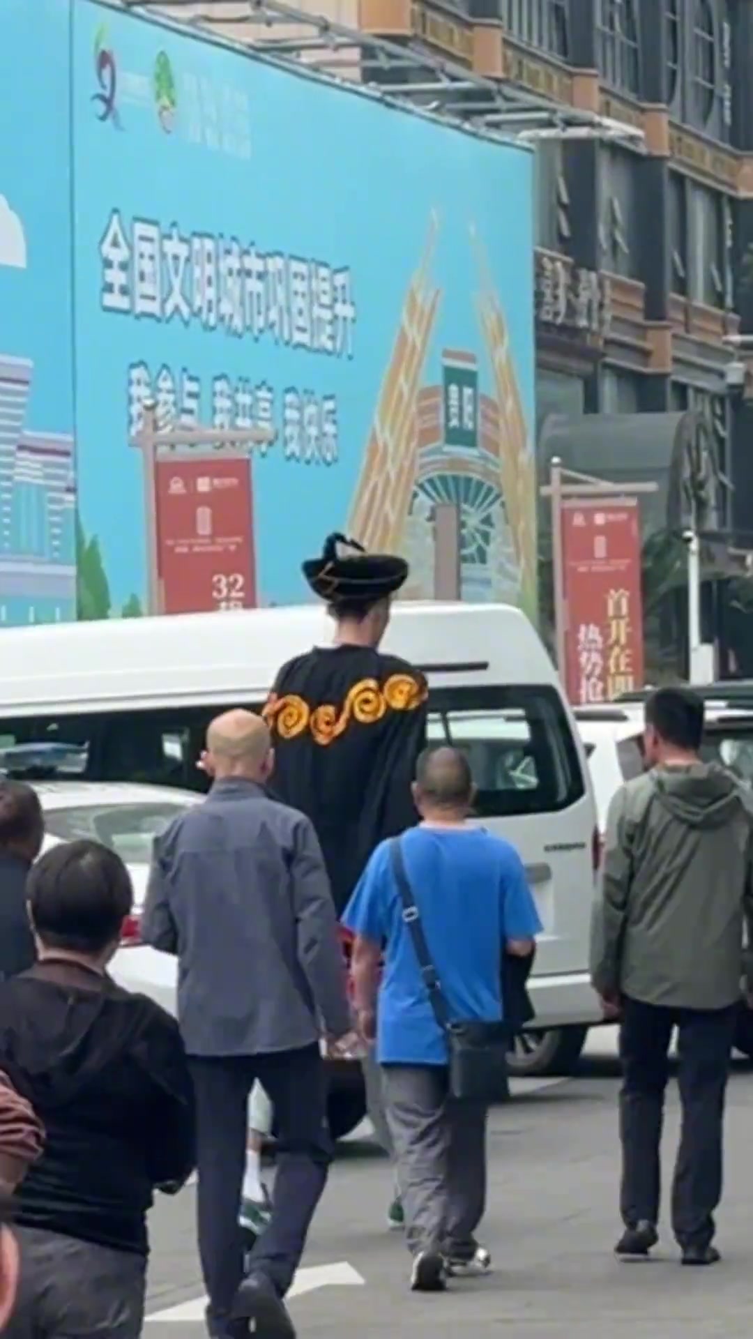 前CBA球員2米26朱傳宇現(xiàn)身街頭，把路人們?nèi)俭@呆了