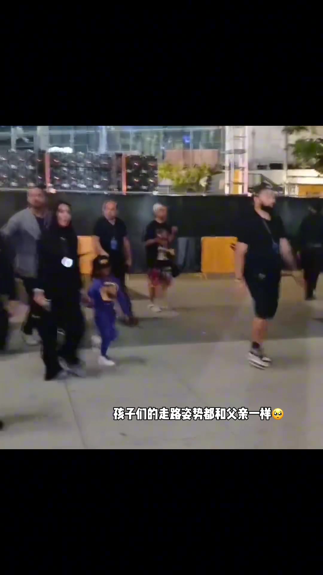 觀察仔細(xì)，發(fā)現(xiàn)孩子們的走路姿勢(shì)都和老科一樣