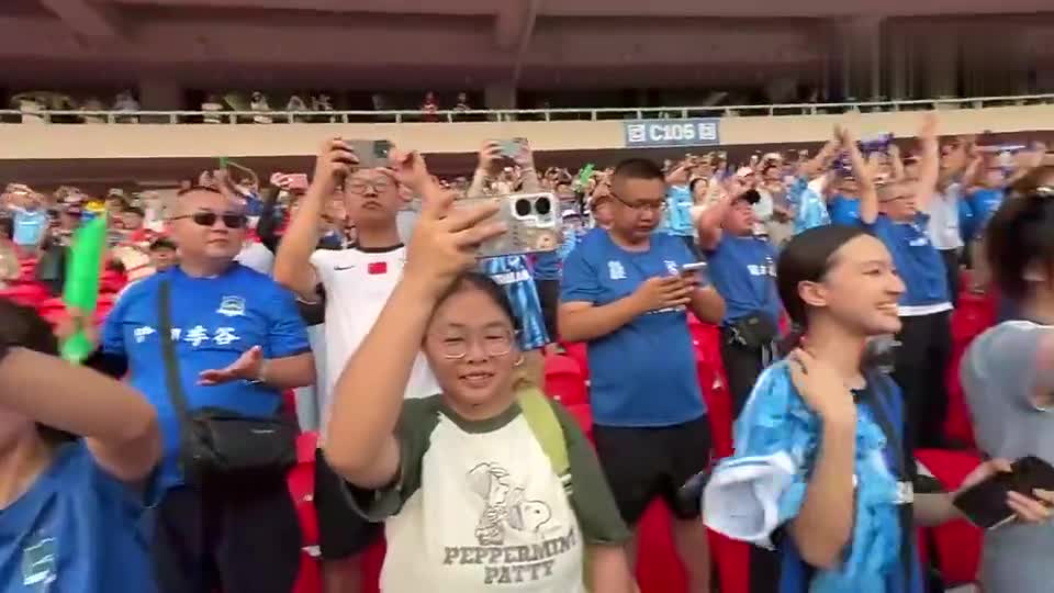 武漢女足謝場，舞旗慶晉級亞冠決賽，感謝球迷！