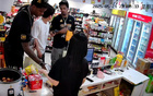 便利店主：外援喜橘罐，布朗偏愛益達糖。