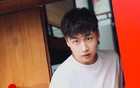 陽光齊麟，胡同大男孩曬照。